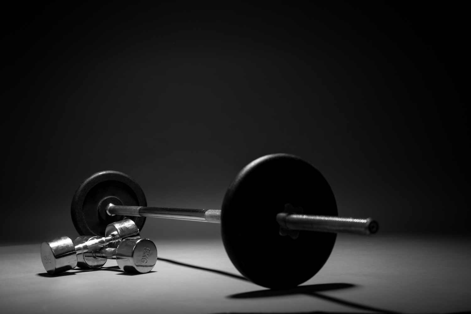 dumbbells vs barbells for building muscle and strength